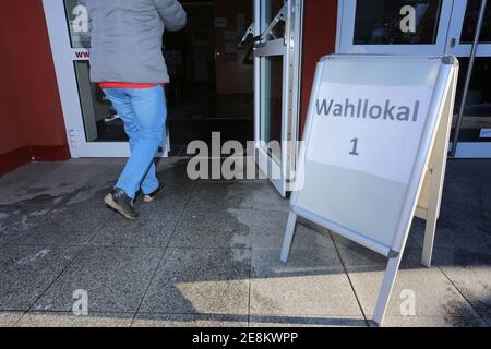 Thale, Allemagne. 31 janvier 2021. Un responsable électoral se rend dans un bureau de vote. Malgré des possibilités de contact limitées pendant la pandémie de Corona, les citoyens de la ville de Thale ont été appelés aujourd'hui à élire un nouveau maire. Credit: Matthias Bein/dpa-Zentralbild/dpa/Alay Live News Banque D'Images