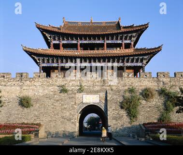 Asie, Chine, Yunnan, Dali City, les remparts de la ville et la porte de la vieille ville Banque D'Images