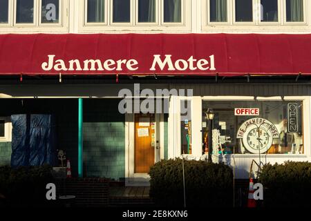 Hampton Beach - Hampton, New Hampshire – le Janmere Motel est inoccupé de la promenade tandis que le soleil se couche sur une soirée d'hiver hors saison. Banque D'Images