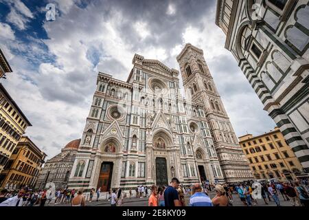 Façade de la cathédrale de Florence, Santa Maria del Fiore, avec la Tour de la cloche de Giotto et le Baptistère de San Giovanni. Patrimoine mondial de l'UNESCO, Banque D'Images