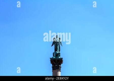 La colonne anniversaire est un monument qui a été érigé sur l'occasion du 25e anniversaire du gouvernement et Le 60e anniversaire du roi WilhelmI Banque D'Images