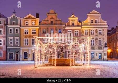 Maisons de marchands et fontaine décorée sur la place du Vieux marché dans la vieille ville le soir de Noël, Poznan, Pologne Banque D'Images