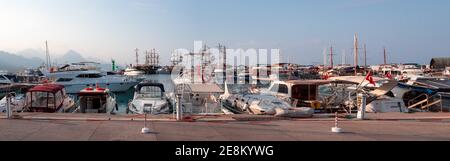 De nombreux yachts et bateaux dans le port. Navires sur la jetée dans le port. Vue panoramique. Banque D'Images