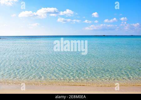 Eau cristalline dans une plage de Salento, Italie Banque D'Images