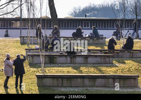 Haltern am See, NRW, Allemagne. 31 janvier 2021. Les gens se rassemblent, socialement distancés, pour discuter et socialiser sur un dimanche après-midi ensoleillé par le lac Haltern. L'Allemagne est verrouillée depuis novembre. Bien que la plupart des magasins et des services soient fermés, les activités en plein air, les activités en plein air et la marche sont autorisées et encouragées, tant que les distances sociales sont maintenues. Les personnes d'un ménage peuvent faire de l'exercice ensemble ou avec une autre personne, une distance de 1,5 m doit être maintenue ou un masque porté, sinon des sanctions s'appliquent. Credit: Imagetraceur/Alamy Live News Banque D'Images