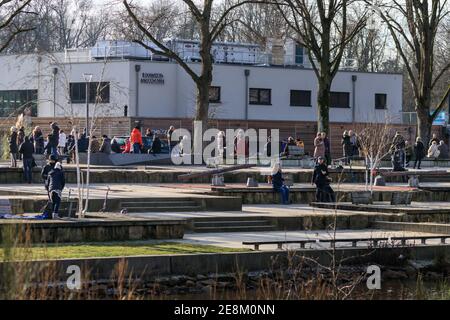 Haltern am See, NRW, Allemagne, 31 janvier 2021. Les gens se rassemblent, socialement éloignés, pour discuter, socialiser et avoir chaud (non-alcoolisé) à emporter des boissons sur un dimanche après-midi ensoleillé par le lac Haltern. L'Allemagne est verrouillée depuis novembre. Bien que la plupart des magasins et des services soient fermés, les activités en plein air, les activités en plein air et la marche sont autorisées et encouragées, tant que les distances sociales sont maintenues. Les personnes d'un ménage peuvent faire de l'exercice ensemble ou avec une autre personne, une distance de 1,5 m doit être maintenue ou un masque porté, sinon des sanctions s'appliquent. Banque D'Images