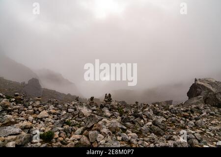 Cairns au sommet d'une montagne péruvienne dans le brouillard. Banque D'Images