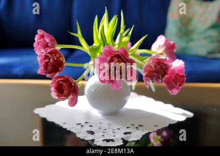 Un beau bouquet de tulipes roses dans un vase Banque D'Images