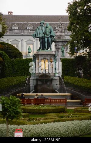 Bruxelles (Bruxelles), Belgique. Statue des comtes Egmont et Hornes donnant sur une fontaine sur la place petit Sablon Banque D'Images