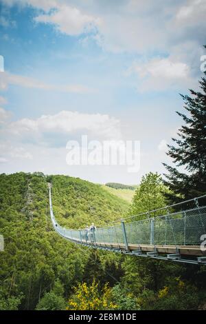 MÖRSDORF, RHÉNANIE-PALATINAT / ALLEMAGNE - MAI 23 2019: Pont Geierlay dans la chaîne de montagnes Hunsrück. Deuxième plus long pont suspendu en Allemagne Banque D'Images