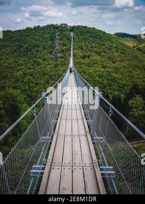 Pont suspendu Geierlay dans la chaîne de montagnes Hunsrück. C'est le deuxième plus long pont suspendu d'Allemagne et une célèbre attraction touristique. Banque D'Images