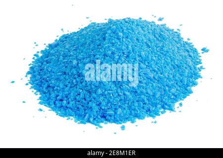 Pile de granules de sulfate de cuivre bleu - isolé en gros plan sur fond blanc. Arête à arête vive. Banque D'Images