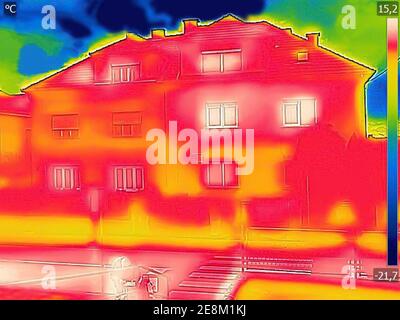 Thermovision infrarouge image montrant l'absence d'isolation thermique sur House Banque D'Images