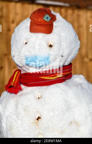 bonhomme de neige portant un masque covid Banque D'Images