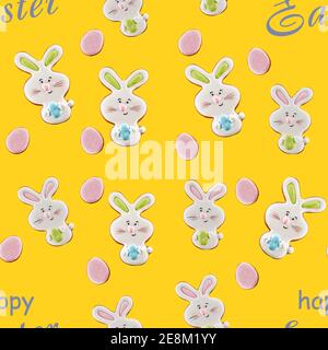 Vue d'en haut des biscuits glacés au gingembre coloré isolés sur fond jaune avec des mots gris. Gros plan sur une délicieuse pâtisserie maison en forme Banque D'Images