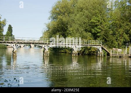 Passerelle élégante en fonte surplombant la Tamise au Guardss' Club Park de Maidenhead, Berkshire. Le pont relie le continent à une île, ou eyo Banque D'Images