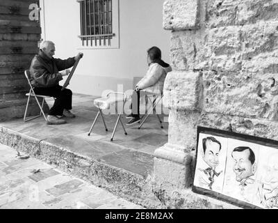 Artiste de rue avec un sujet jeune, Nafplio, Grèce Banque D'Images