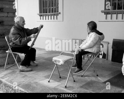 Artiste de rue avec un sujet jeune, Nafplio, Grèce Banque D'Images