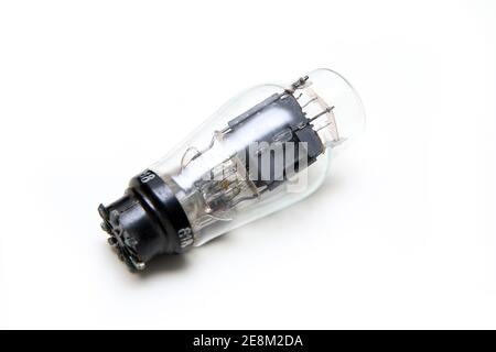 Tube à vide ou à électrons isolé sur fond blanc. Dispositif électronique obsolète de contrôle du courant. Banque D'Images