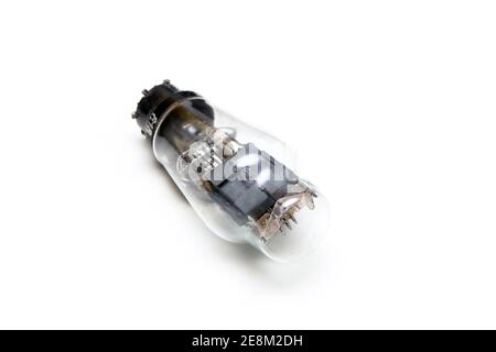 Tube à vide ou à électrons isolé sur fond blanc. Dispositif électronique obsolète de contrôle du courant. Banque D'Images