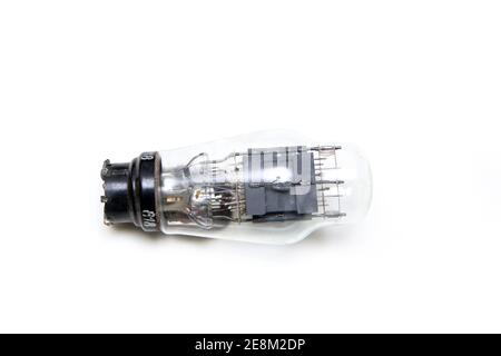 Tube à vide ou à électrons isolé sur fond blanc. Dispositif électronique obsolète de contrôle du courant. Banque D'Images