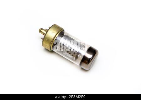 Tube à vide ou à électrons isolé sur fond blanc. Dispositif électronique obsolète de contrôle du courant. Banque D'Images