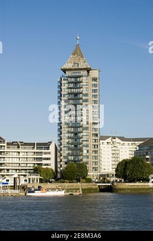 Tour d'appartements dans le complexe haut de gamme de Chelsea Harbour, surplombant la Tamise dans le centre de Londres, par une journée ensoleillée. Banque D'Images