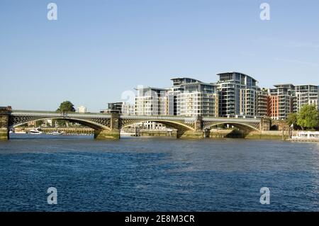 Vue sur la Tamise du pont ferroviaire de Cremorne reliant Battersea à Imperial Wharf à Chelsea. Le pont ouvert en 1863 porte London tr Banque D'Images