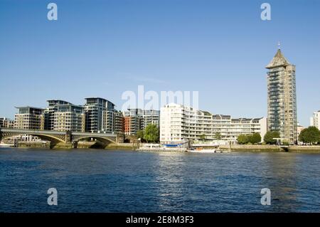 Vue sur la Tamise en direction de Chelsea avec le Pont de chemin de fer de Cremorne sur le côté gauche et le Prestigieux appartement de Chelsea Harbour Banque D'Images