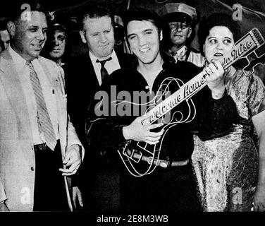 Elvis Presley a reçu une clé en forme de guitare de la ville par le maire James L. Ballard quand il est retourné à Tupelo, Mississippi. Banque D'Images