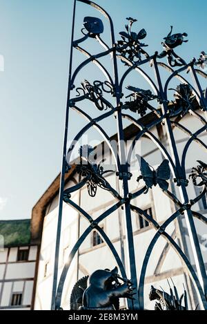 Portail en fer forgé, Shakespeare's Globe, Bankside, Londres, Royaume-Uni Banque D'Images