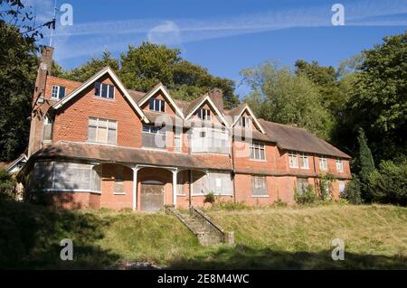 Undershaw, la maison historique de l'auteur de Sherlock Holmes Arthur Conan Doyle à Hindhead, Surrey. Le bâtiment maintenant abandonné était où il a écrit le chien courant Banque D'Images