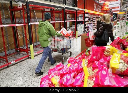 LINKÖPING, SUÈDE- 13 MARS 2020:beaucoup de nourriture de cervidés dans ces temps troublés de corona. À ICA Maxi à Linköping, il y a eu un écart dans de nombreuses étagères de magasin pendant le vendredi matin. Banque D'Images