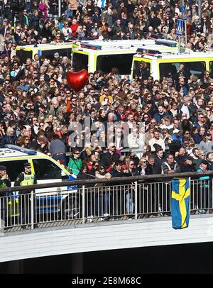 STOCKHOLM, SUÈDE- 9 AVRIL 2017:des personnes sur Sergels Torg en manifestation pour honorer les victimes de l'attaque terroriste sur Drottninggatan. Banque D'Images