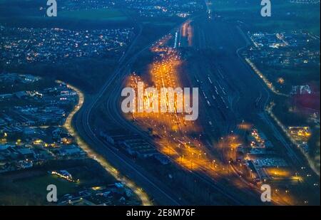 Vue aérienne, chantier naval de Hamm, chantier naval de Hamm la nuit, voies, voies lumineuses, centre, Hamm, région de la Ruhr, Rhénanie-du-Nord-Westphalie, Allemagne, Banque D'Images