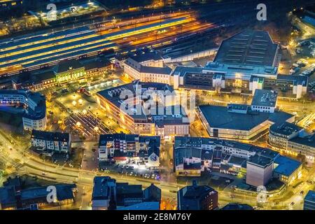 , vue aérienne, vue de nuit de la gare centrale de Hamm, parvis de la gare, bibliothèque de Hamm, Platz der Deutschen Einheit, Bahnhofstraße, Neue Bahnhofstraße, Her Banque D'Images