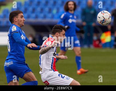 Mauro Arambarri (Getafe CF) et Ximo Navarro (Deportivo Alaves) sont vus en action pendant le match de la Liga 21 entre Getafe CF et Deportivo Alaves au stade Alfonso Perez.(score final; Getafe CF 0:0 Deportivo Alaves) Banque D'Images