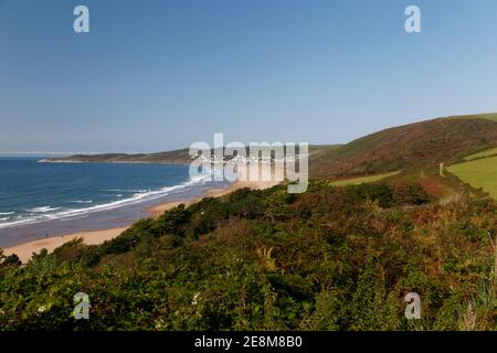 Vue lointaine sur la plage de Woolacombe depuis le sentier côtier de Putsborough Devon Banque D'Images