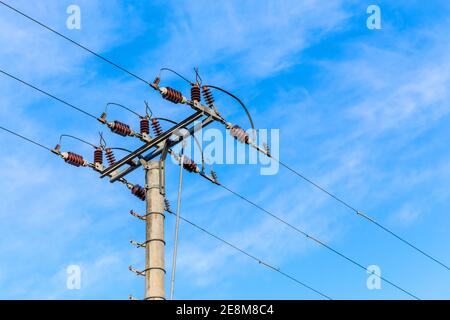 Distribution d'électricité en République tchèque. Poteaux électriques d'affilée. Poteaux haute tension dans le ciel bleu nuageux. Paysage industriel. Banque D'Images