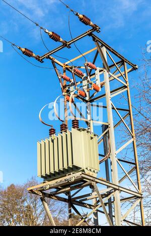 Pôle d'électricité avec transformateur en République tchèque. Le boîtier du transformateur sur la perche électrique contre le ciel bleu. Distribution d'électricité. Banque D'Images