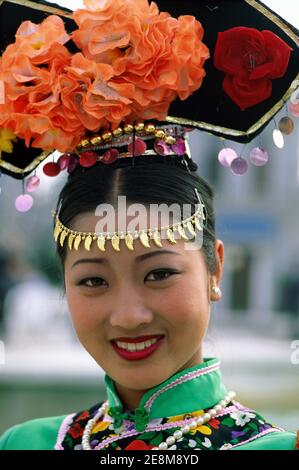 Chine, Beijing, Portrait de femme souriante vêtue de costume traditionnel Banque D'Images