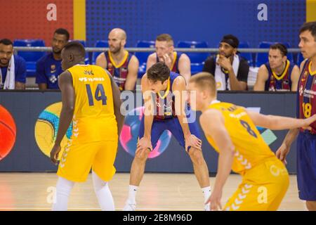 Leandro Bolmaro de Barcelone, Peter Jok et Rinalds M?lmanis de Murcia en action pendant la ligue espagnole de basket-ball (Liga Endesa) Round 22, match entre le FC Barcelona Bàsquet et le Club Baloncesto Murcia au Palau Blaugrana.(score final; Barcelona Bàsquet 92:63 Club Baloncesto Murcia) Banque D'Images