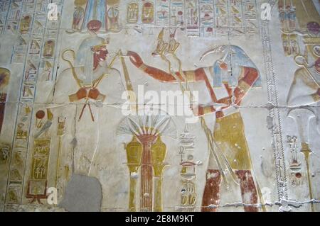 Ancien bas relief égyptien montrant l'Ibis dirigé dieu Thoth louant dieu des morts Osiris. Mur au Temple Abydos, el Balyana, Égypte. Ancien carvi Banque D'Images