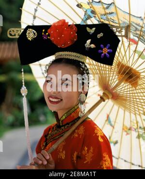 Chine, Pékin, femme vêtue de costume traditionnel Banque D'Images