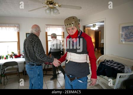 Jonesboro, GA, États-Unis. 31 janvier 2021. Tim McBroom attend impatiemment à la maison de ses parents une promenade à l'extérieur. Tim, 36 ans, qui est non verbal et connaît un autisme grave, a des crises et des problèmes de comportement. Mike McBroom et sa femme Sheila font de leur mieux pour offrir à leur fils un environnement sûr et sécuritaire dans leur maison de Jonesboro, avec l'aide quotidienne du personnel de soutien financé par Medicaid. Mais les réductions proposées à ces services financés par Medicaid bouleversent la vie de leur fils s. Les responsables de l'incapacité de Géorgie's se débattent actuellement avec des réductions budgétaires probables qui vont considérablement impac Banque D'Images