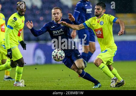 BRUXELLES, BELGIQUE - JANVIER 31 : Adrien Trebel de RSC Anderlecht, Milad Mohammadi de KAA Gent lors du match Pro League entre RSC Anderlecht et KAA Gent au parc Lotto le 31 janvier 2021 à Bruxelles, Belgique (photo de Perry van de Leuvert/Orange PicturesAlay Live News) Banque D'Images