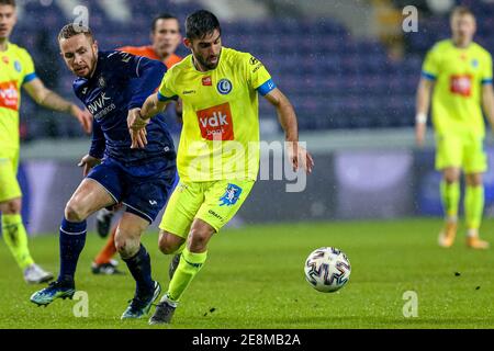 BRUXELLES, BELGIQUE - JANVIER 31 : Adrien Trebel de RSC Anderlecht, Milad Mohammadi de KAA Gent lors du match Pro League entre RSC Anderlecht et KAA Gent au parc Lotto le 31 janvier 2021 à Bruxelles, Belgique (photo de Perry van de Leuvert/Orange PicturesAlay Live News) Banque D'Images