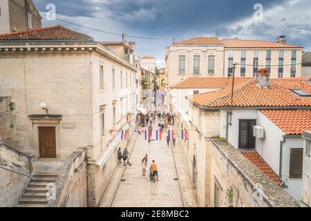 Zadar, Croatie, juillet 2019 vue de dessus sur les touristes visitant de belles et étroites rues de la vieille ville de Zaton avec l'ancienne, ancienne architecture romane Banque D'Images