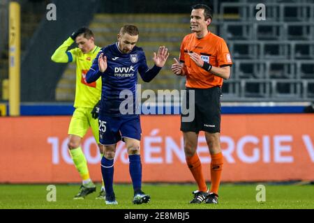 BRUXELLES, BELGIQUE - JANVIER 31: Adrien Trebel de RSC Anderlecht protestant auprès du Referee Arthur Denil lors du match Pro League entre RSC Anderlecht Banque D'Images