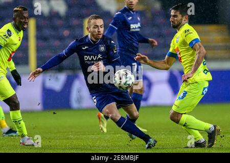 BRUXELLES, BELGIQUE - JANVIER 31: Adrien Trebel de RSC Anderlecht, Milad Mohammadi de KAA Gent pendant le match Pro League entre RSC Anderlecht et KA Banque D'Images